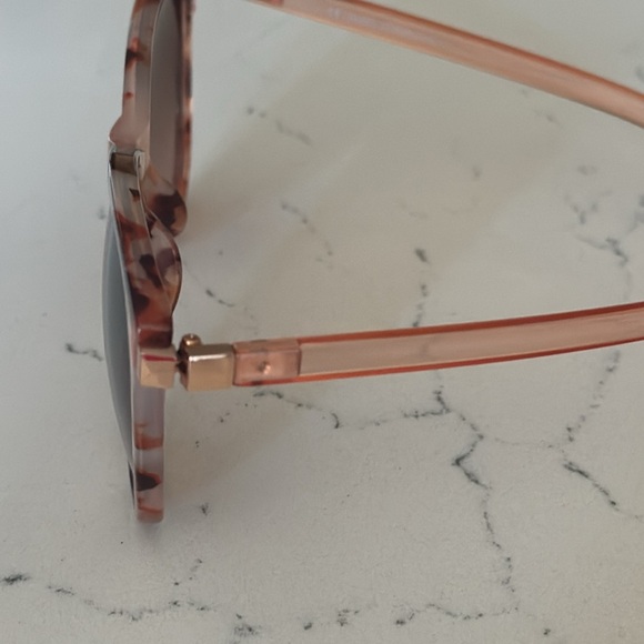 Chic Tortoiseshell Sunglasses - Picture 12 of 15